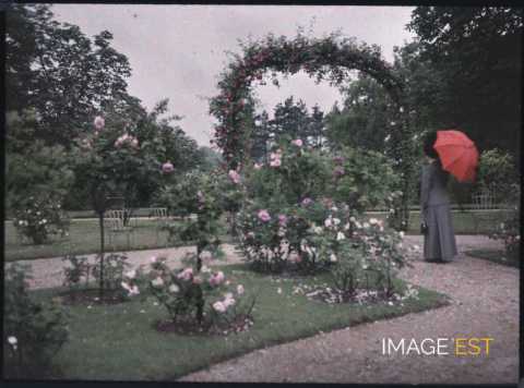 Femme dans un parc (Paris)